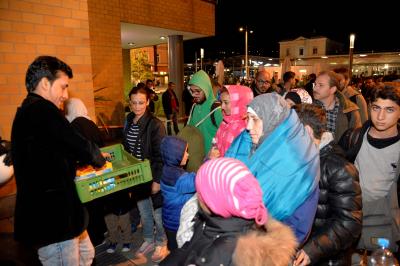 Ueber 500 Fluechtlinge kommen in der Nacht in Esslingen an und werden in Busse verteilt